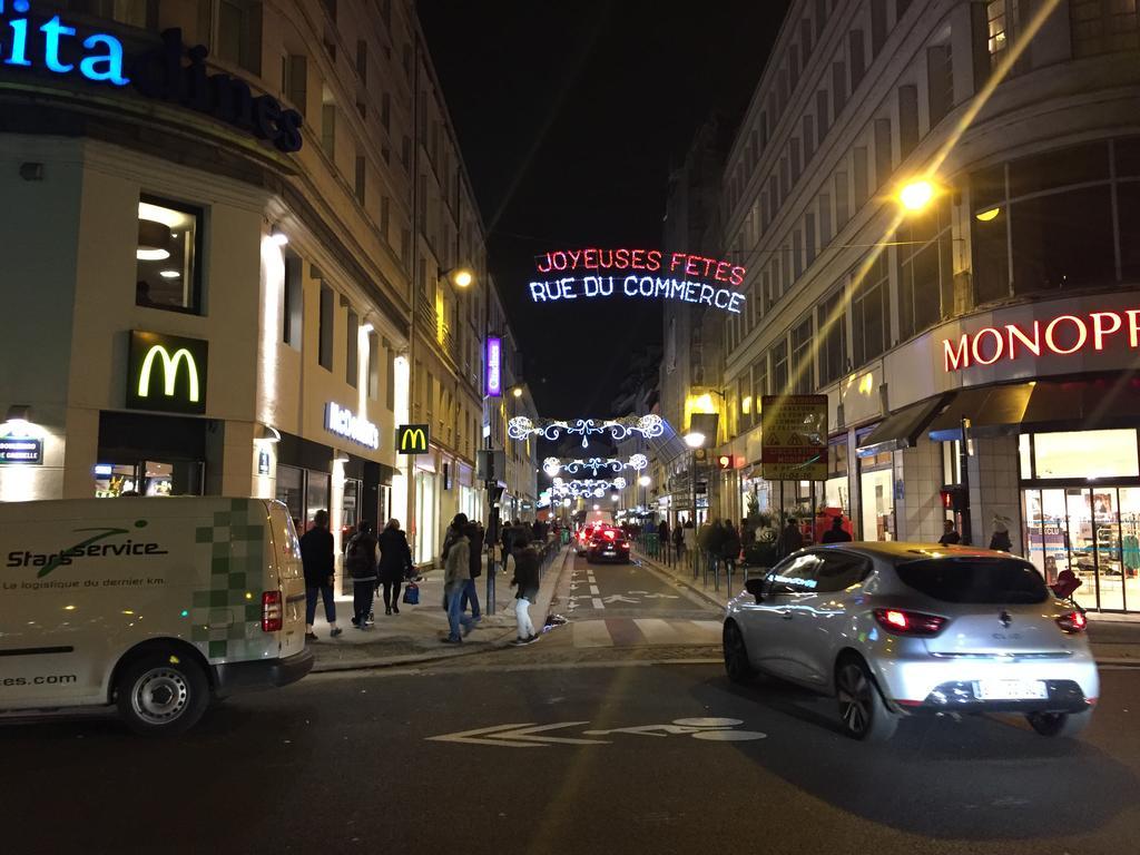 Tour Eiffel Rent Appartamento Parigi Esterno foto